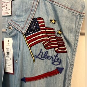 🇺🇸Ariat Women’s embroidered denim patriotic button up tank top